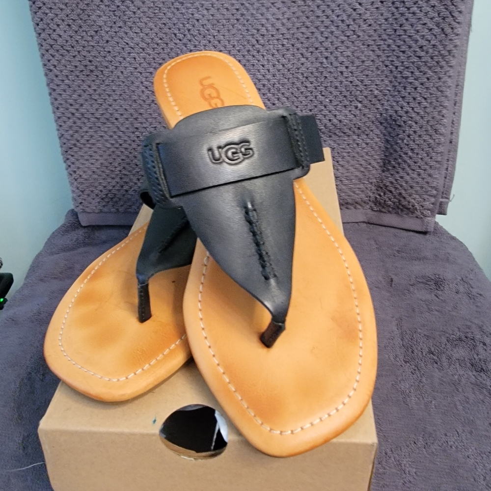 NWT UGG Gaila black and tan thong sandals, 6.5